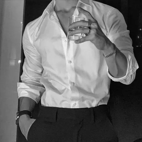 Homem elegante em camisa branca