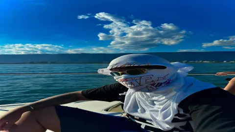 Jovem em passeio de barco