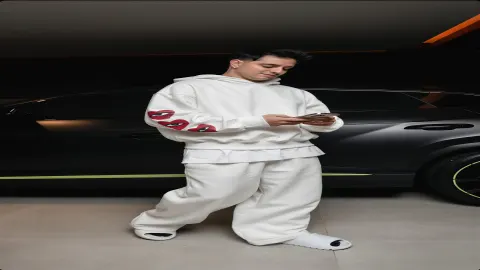 Jovem vestindo moletom branco