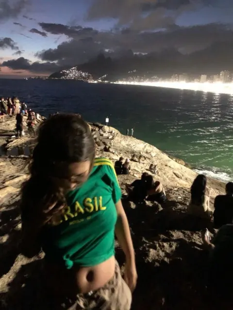 Garota com camisa do Brasil na praia