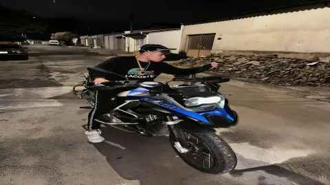 Jovem em moto BMW