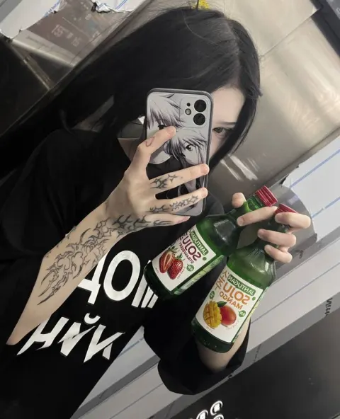 Garota com tatuagem e soju