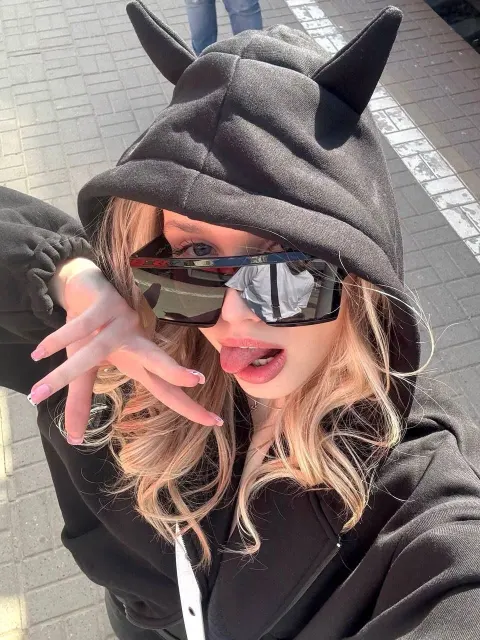 Garota com moletom de orelhas e óculos escuros