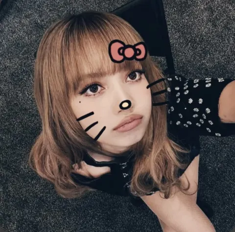 Lisa Blackpink com filtro de gatinha