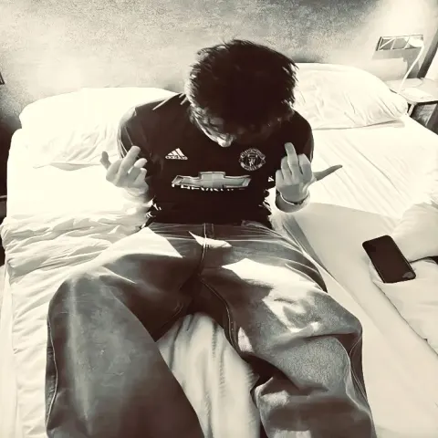 Jovem com camisa do Manchester United