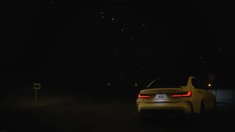 BMW M3 noturna sob céu estrelado