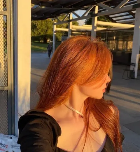 Garota ruiva ao pôr do sol