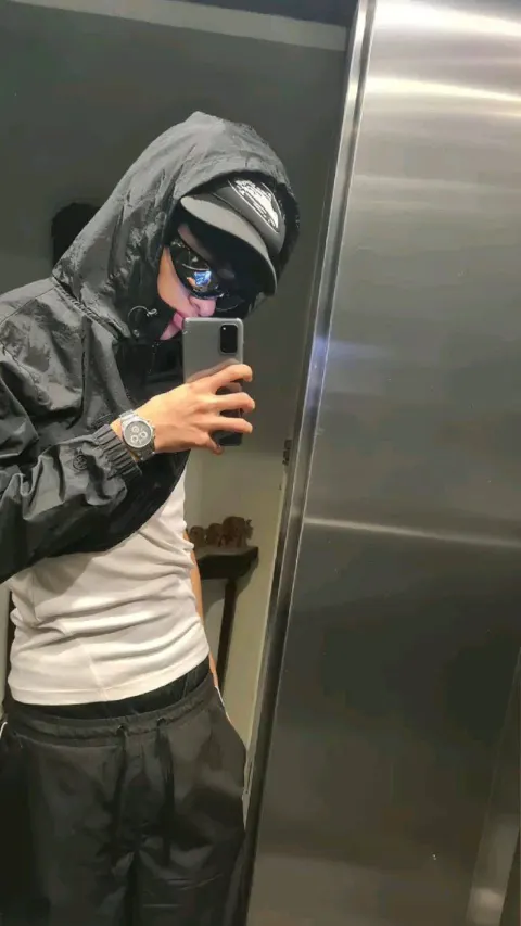 Jovem com moletom e óculos escuros