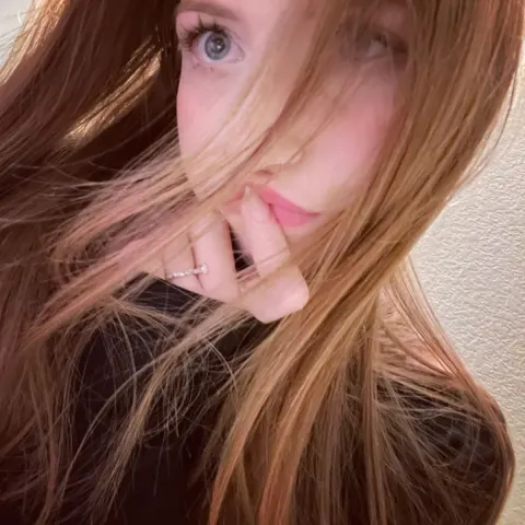 Retrato feminino com cabelo cobrindo o rosto
