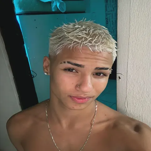Jovem com cabelo platinado