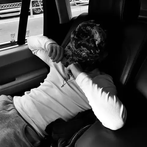 Jovem sentado no carro