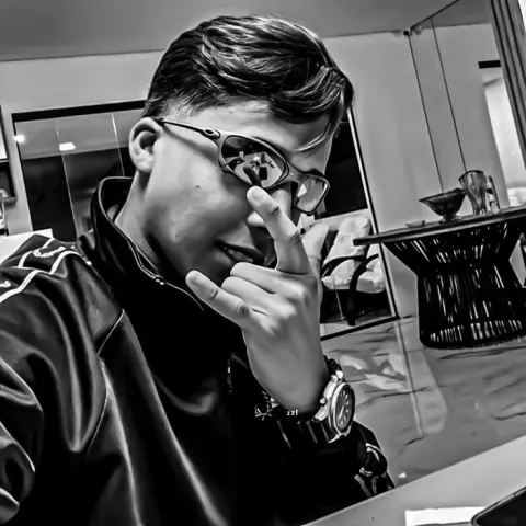 Jovem masculino com óculos estilo Juliet