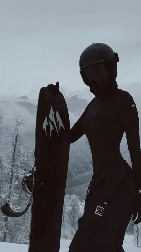 Snowboarder na montanha nevada