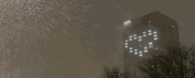 Prédio com luzes em formato de coração