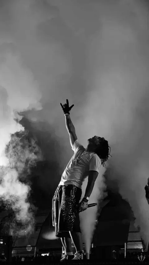 Travis Scott no palco em preto e branco