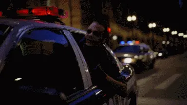Coringa no carro da polícia