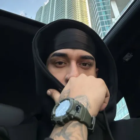 Homem com bandana e moletom