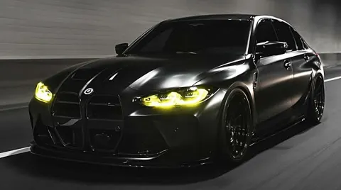 BMW M3 preto fosco com faróis amarelos