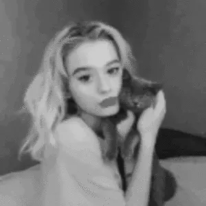 Garota com gato