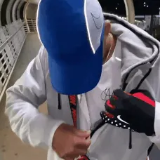 Avatar de rapaz com boné azul