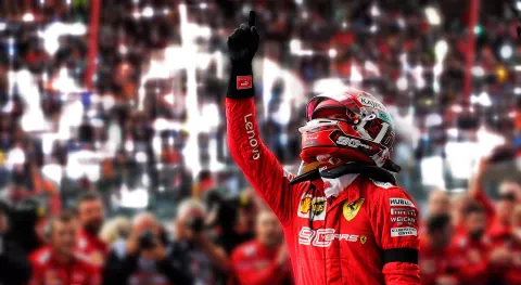 Piloto Ferrari comemorando vitória