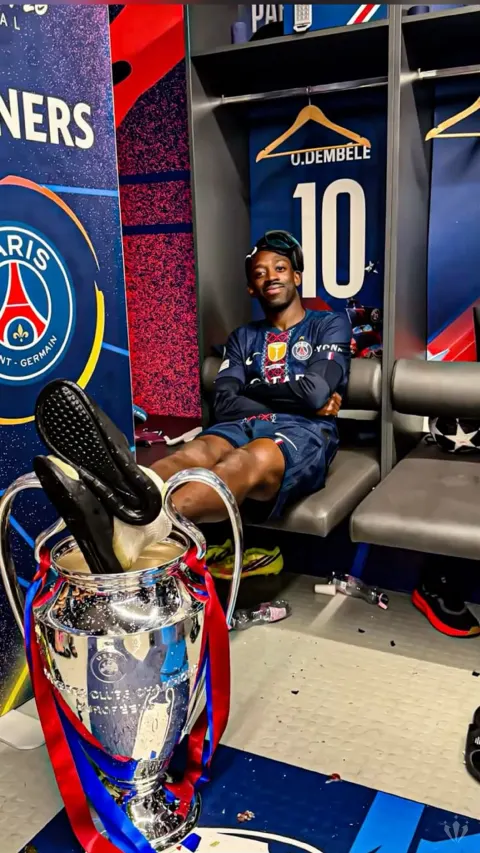 Ousmane Dembélé no vestiário do PSG
