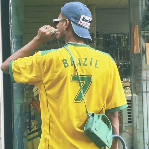 Jovem vestindo camisa do Brasil
