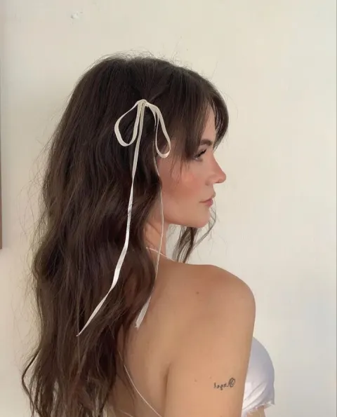 Jovem com laço no cabelo