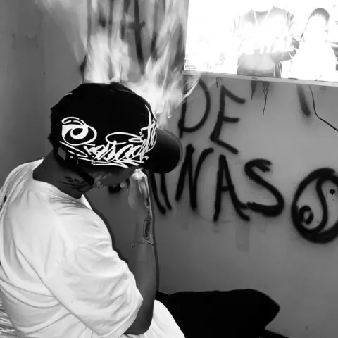 Jovem em estilo urbano