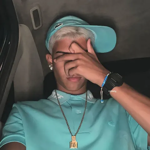 Jovem com boné azul e camisa polo