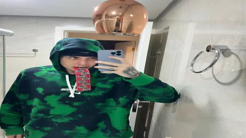 Jovem tirando selfie no espelho