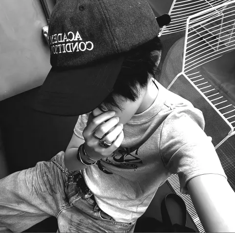 Jovem com boné em estilo urbano