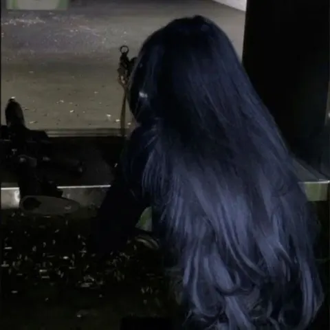 Garota com arma em estande de tiro
