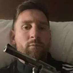 Lionel Messi com arma