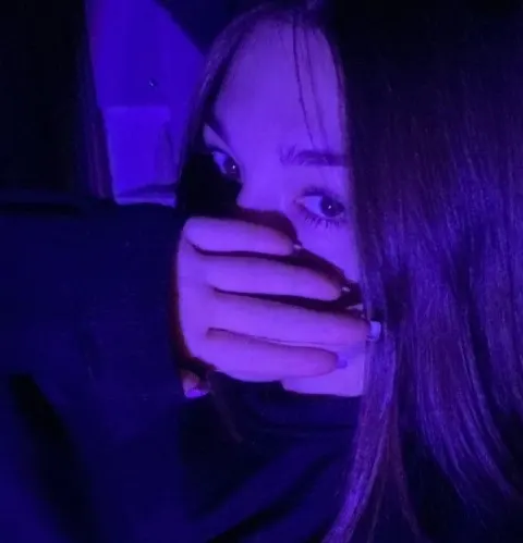 Garota com iluminação neon roxa