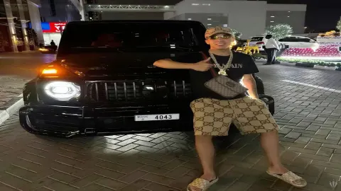 Rapaz com Mercedes-Benz G-Wagon