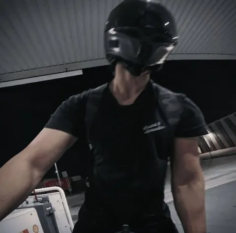 Motociclista com capacete