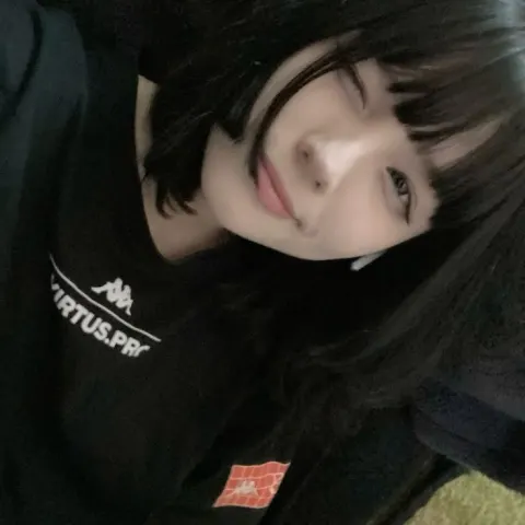 Garota com camisa da Virtus.pro