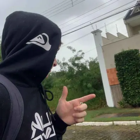 Jovem de moletom Quiksilver