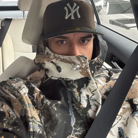 Homem de boné e jaqueta camuflada