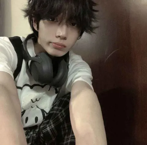 Jovem com fones e camiseta