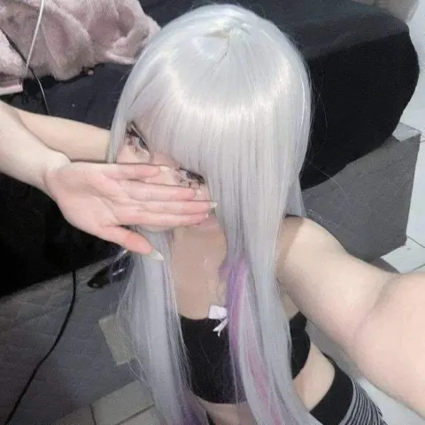 Garota com cabelo branco e mechas