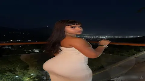 Jovem em vestido branco à noite