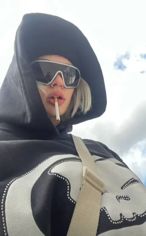 Garota de óculos com capuz