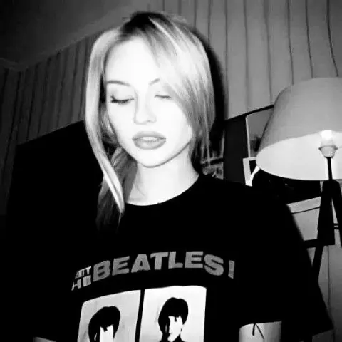 Jovem com camiseta dos Beatles