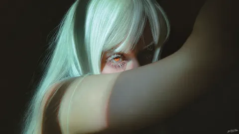 Cosplay de personagem com olhos alaranjados