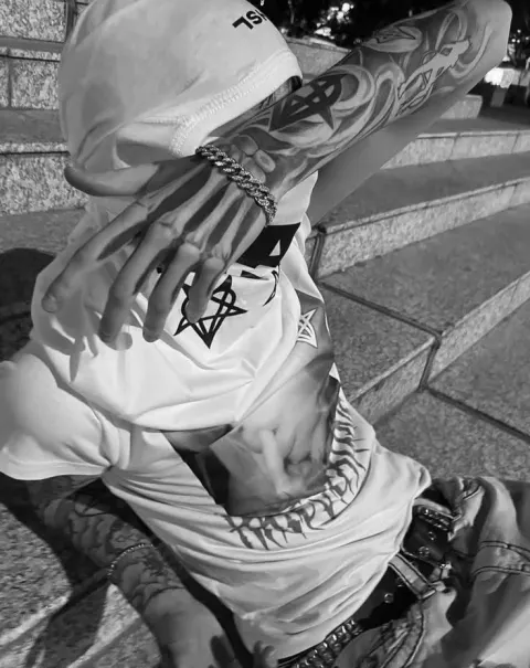 Jovem com estilo urbano e tatuagens