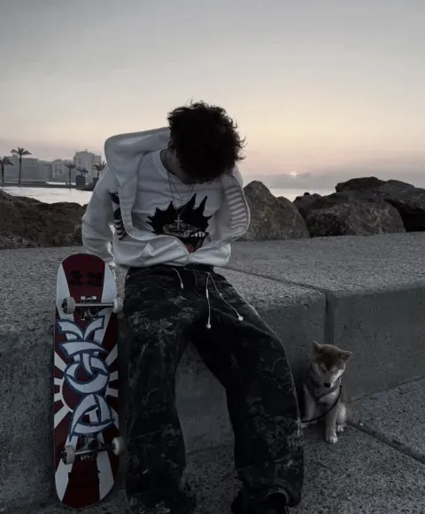 Garoto com skate e cachorro