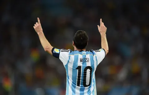 Lionel Messi comemorando com a camisa da Argentina