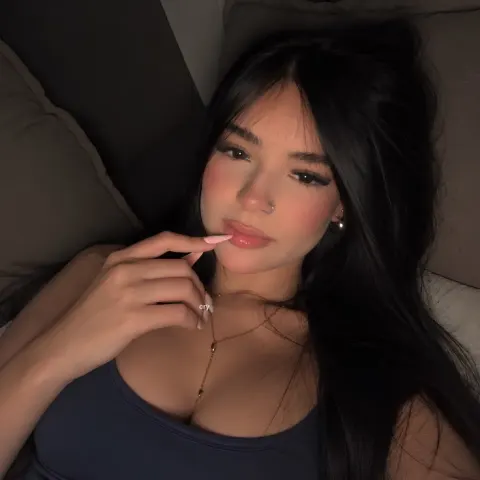 Jovem mulher com cabelo escuro